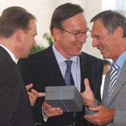 Expertentalk in Gera: (v. li.) Thüringens Ministerpräsident Dieter Althaus, VDA-Präsident Matthias Wissmann und „Hausherr“ Hans-Jürgen Vogel. (Archiv: Vogel Business Media)