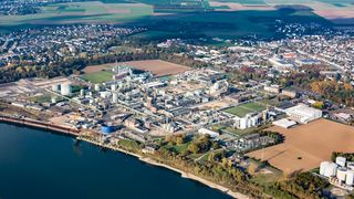 ICIG übernimmt den gesamten rechtsrheinischen Standort in Niederkassel-Lülsdorf (nahe Köln) als auch das damit verbundene Geschäft mit Cyanurchlorid. (Bild: Evonik Industries)