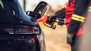 Ab dem Jahr 2035 dürfen nur noch Neuwagen mit Verbrennungsmotor verkauft werden, wenn sie mit synthetischen Kraftstoffen fahren. (Bild: Porsche)