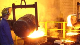 Wolfensberger bringt Konstruktionsideen auf den Punkt. Unter Berücksichtigung aller wichtigen Einflussgrößen werden Gussteile den Kundenanforderungen angepasst und gießgerecht ausgelegt. Hier das Abgießen eines Peltonrades mit zwei Giesspfannen. (Bilder: Wolfensberger) (Archiv: Vogel Business Media)