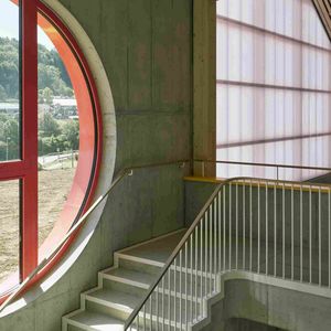 Die Materialien integrieren sich in den Bestand und den Betonbau der Schule.(Bild:  Jason Klimatsas)