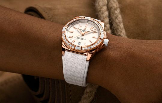 Die weltweit erste Luxusuhr, deren Lieferkette zu 100 Prozent transparent ist: die „Super Chronomat Automatic 38 Origins“ von Breitling. Sourcemap sorgt für den Durchblick.(Bild:  Breitling)