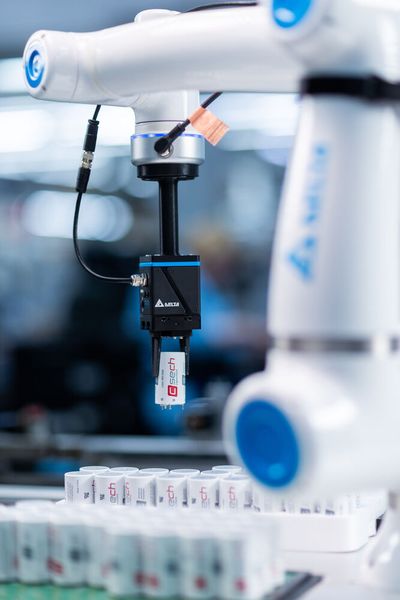 D-Bot-Einsatz: Die vorhandenen SMT-Linien und der anschließende Prüfablauf konnten unverändert bleiben. Automatisiert wurde ausschließlich der gleichbleibende Bestückungsschritt, der den personellen Engpass verursacht hatte. (Bild: Delta Electronics / Elektron)