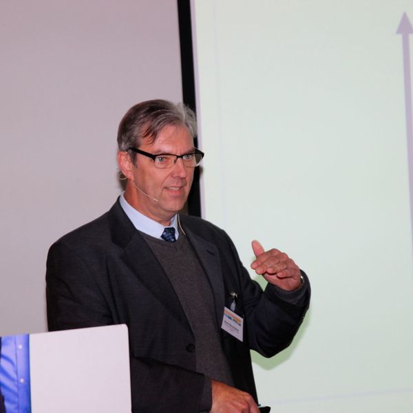 Neu im Programm des Pumpen-Forums: Erstmal waren auch die Vakuumpumpen vertreten. Bernd Wenckebach von Flowserve SIHI Pumps erklärte Funktion und Wirkungsweise von Flüssigkeitsring-Vakuumpumpen und weiß: „Der häufigste Fall, eine Flüssigkeitsring-Vakuumpumpe kaputt zu bekommen, ist Kavitation.“ (Kempf/PROCESS)