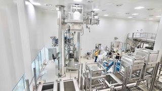 Imagen de la nueva planta de producción de comprimidos Solida 1 de Bayer durante las obras: se están instalando los robots y las columnas elevadoras para la manipulación de materiales. (Imagen:Bayer)