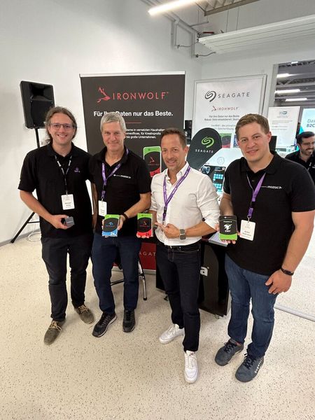 Mit (v. l.) Michael Aldag (Wortmann) zu Besuch auf dem Stand von Seagate. Henrique Atzkern, Sascha Bosen und Andre Ambrosius empfangen uns mit geballter Manpower. (Bild: Vogel IT-Medien)