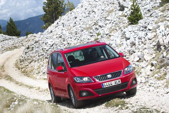 Gute Fahrleistungen: Angetrieben wird der Allrad-Alhambra von einem 103 kW/140 PS starken Zweiliter-Vierzylinder-Diesel. Den Sprint von 0 auf 100 km/h erledigt er in 11,4 Sekunden, seine Höchstgeschwindigkeit liegt bei 191 km/h. (Seat)