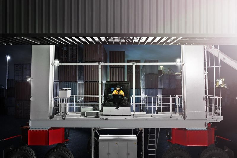 Die Dinge auf den Kopf gestellt: Traditionell befindet sich die Fahrerkabine eines RTG-Krans an der Spitze. Beim Boxhunter wurde der Kranfahrer auf Bodenhöhe gebracht – in die Mitte der Container, die er bewegt und stapelt. (Bild: Konecranes)