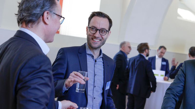 Pausengespräch (Bild: Zeta)