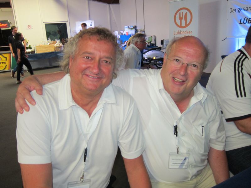 Joachim Paggen, Maxcom, und Siegbert Wortmann (r.), Wortmann, freuten sich über das erste Tor. (Bild: IT-BUSINESS)