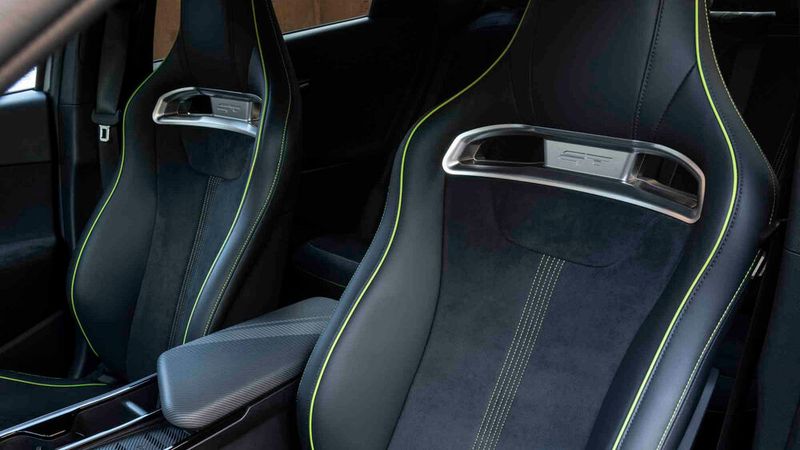 Zur Serienausstattung des EV6 GT gehören sportliche Sitze. (Bild: Kia)