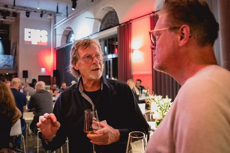 Im Rahmen des Networking-Dinners zum EMS-Tag 2024 wurde das Netzwerk erweitert, fein diniert und Champagner probiert. (Bild: Stefan Bausewein)