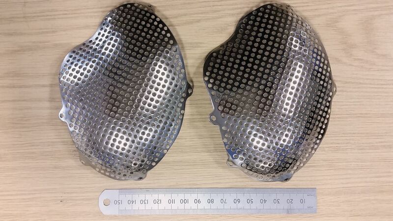 So sehen die Schädelimplantate aus, nachdem sie bei Renishaw poliert wurden. (Renishaw)