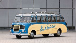 Der erste Setra: Ausgestattet war der S 8 mit einem Sechszylinder-Dieselmotor von Henschel mit 95 PS. Die bei ausführlichen Belastungstests ermittelten Messungen übertrafen die gestellten Erwartungen, und die Fahreigenschaften stellten alles Bisherige in den Schatten. Grund für die Idee zum selbstragenden Omnibus war übrigens die Tatsache, dass die Lkw-Hersteller den Omnibusbauern schlicht zu wenig Fahrgestelle liefern konnten/wollten. (Bild: Daimler AG)