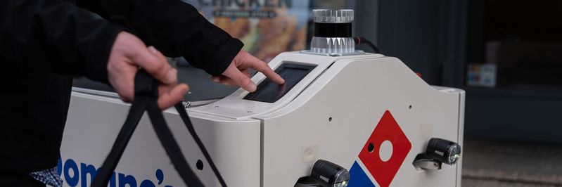 Domino's startet mit semi-autonomen Lieferroboter von KI-Experte Teraki in eine fünfwöchige Testphase in Berlin.(Bild:  Domino's Pizza Deutschland GmbH)