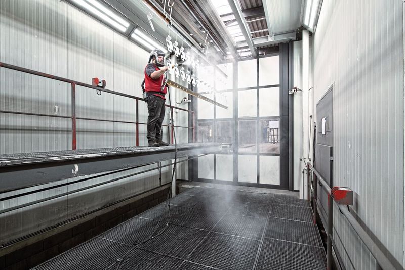 Durch die in Höhe und Tiefe verfahrbaren Arbeitsbühnen können die Werker auch hohe  Werkstücke problemlos bearbeiten. (Bild: Meeh)