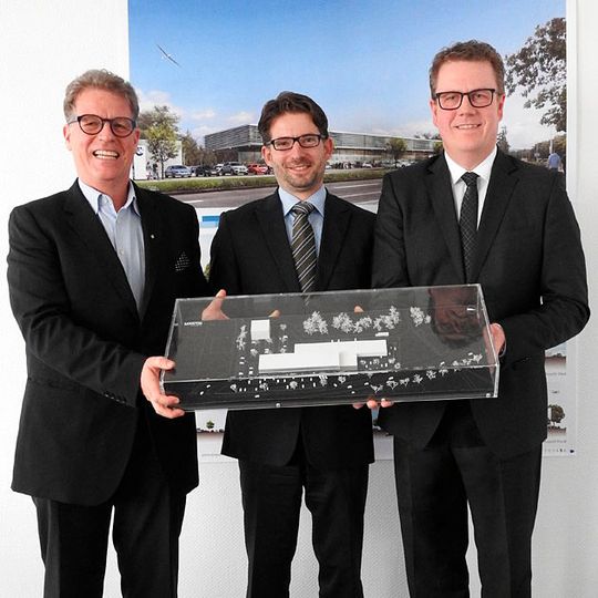 Hansjörg Märtin mit seinen neuen Geschäftsführern Tobias Gutgsell und Dirk Zimmermann (v.li.).(Foto:  Märtin)
