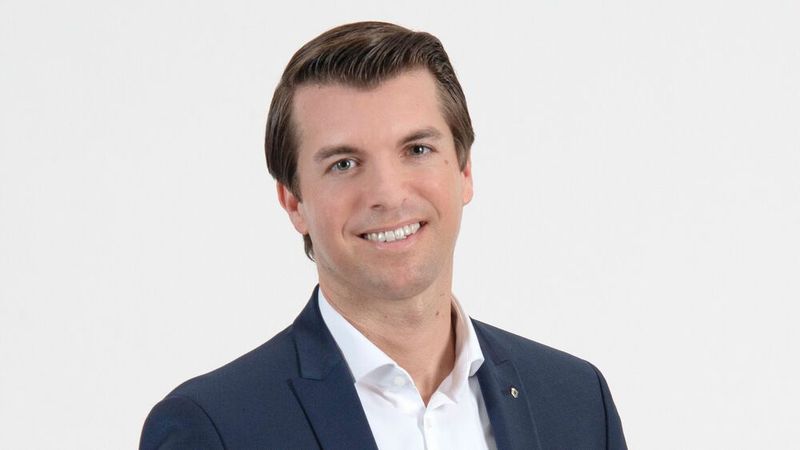 Thilo Schmidt, Managing Director Dacia Deutschland: „2023 war ein Rekordjahr für Dacia mit 2,4 Prozent Gesamtmarktanteil und 5,5 Prozent Privatmarktanteil. 2024 möchten wir bei den Marktanteilen mit unseren Handelspartnern ein weiteres Rekordjahr gestalten. Im wichtigen Privatmarkt wollen wir unsere Position unter den Top-5-Marken in Deutschland untermauern. Die neuen Modellgenerationen Duster und Spring werden uns diesen Extraschub geben und unsere Markenwahrnehmung weiter stärken.“ (Bild: Renault)