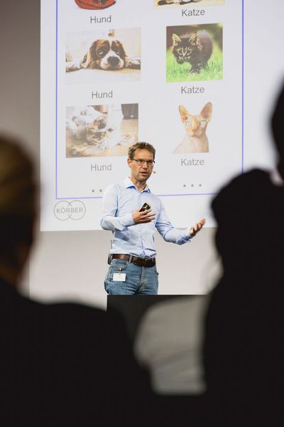Hund oder Katze? Neben diesem Paradebeispiel für maschinelles Lernen zeigt Dr. Bastian Kronenbitter von Körber BA Pharma mit „B.R.AI.N“, wie überwachtes maschinelles Lernen in pharmazeutischen Inspektionen genutzt wird – transparent, regelkonform und ohne Rezepterneuerung bei Updates. (Bild: Stefan Bausewein)
