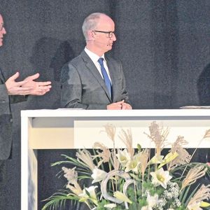 Diesel-Diskussion: (v. li.) Obermeister Thorsten Treiber, Geschäftsführer Christian Reher (beide Kfz-Innung Region Stuttgart) und Verkehrsminister Winfried Hermann.(Bild:  Zietz/»kfz-betrieb«)