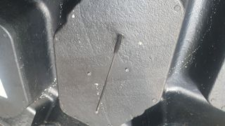 Der Inline-Reifenabnutzungssensor nach dem Einbau in einen Lkw-Reifen. (Bild: Rösler)