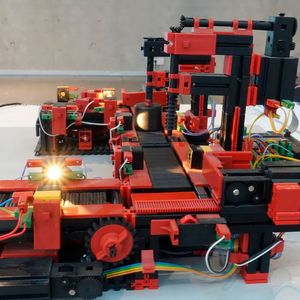 Darunter findet man Sortieranlagen, Bearbeitungsstationen, Hochregallager und vieles mehr.(Bild:  Stefanie Michel)