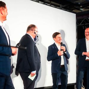 Auch Christian Weingärtner (2. v. r.), Managing Director von Ford in der DACH-Region, nahm an der Eröffnungsfeier des neuen Ford-Betriebs teil.(Bild:  Schröder Team)