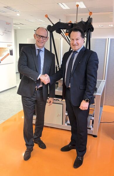 Heiko Müller (l.) ist neuer Geschäftsführer der Renishaw GmbH. Der bisherige Geschäftsführer Rainer Lotz rückt zum Vice President EMEA auf. (Renishaw)