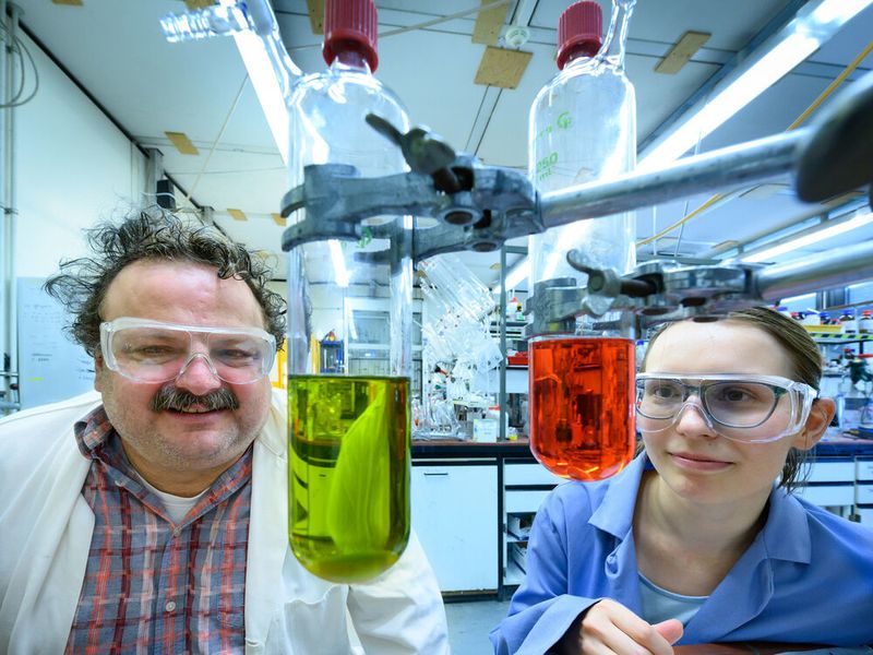 Prof. Dr. Andreas Gansäuer and Anastasia Panfilova during epoxy hydrogenation at the Kekulé Institute of Organic Chemistry and Biochemistry at the University of Bonn. (Volker Lannert/Uni Bonn)