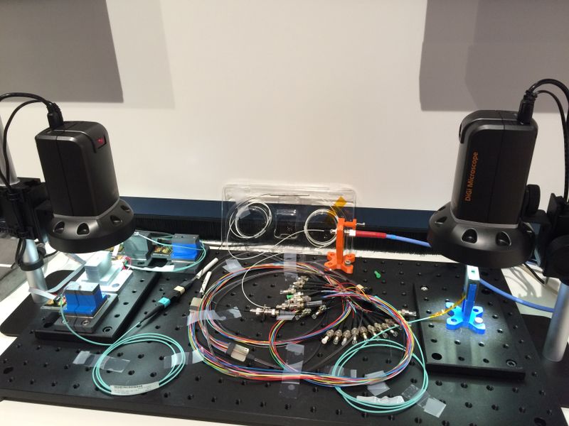 Allerdings können die Prozessoren (noch) nicht mit Licht rechnen. Das ankommende Licht, aufgeteilt in 64 Farben, muss quasi in elektrische Impulse übersetzt werden.  (Ulrike Ostler)