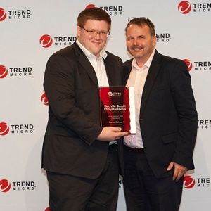 Der Award in der Kategorie Bester Partner 2015 Österreich „Custom Defense“ ging an das IT-Systemhaus Bechtle. In Empfang nahm diesen Niklas Keller, System Engineer bei Bechtle, durch Daniel Schmutz, Marketing Manager ALPS, Trend Micro Schweiz.