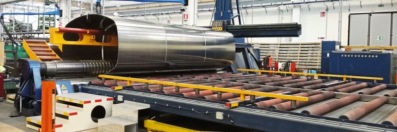 Eine 4-Walzen-Rundbiegemaschine von Faccin für poli-zylindrischen Lkw-Tanks.(Bild:  Faccin)