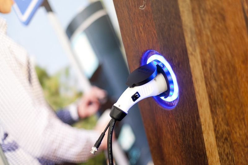 Das Besondere für die Besucher ist, dass die Fahrzeuge auf der messeeigenen Teststrecke auch selbst getestet werden können. (Bild: Munich Expo)