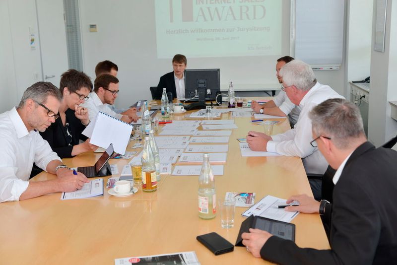 Jury-Arbeit heißt Analyse: In diesem Jahr sind deutlich mehr Bewerbungen für den Internet Sales Award eingegangen.  (Röder / »kfz-betrieb«)