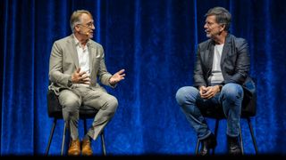 Rüdiger Rath, CEO von Cancom SE (l.), mit Dave Wright, Chief Innovation Officer von ServiceNow, im Gespräch. Es gehe nicht darum, noch mehr Daten zu generieren, sondern wichtige Erkenntnisse daraus zu gewinnen, so Rath. (Bild: ServiceNow)