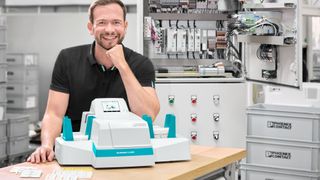 Mit dem neuen UV-Inkjet-Drucker Bluemark E.Card lässt sich Kartenmaterial effizient kennzeichnen. (Bild: Phoenix Contact)