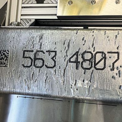 Großformatige Kennzeichnungen bringt der REA Jet DOD 2.0 verlässlich auf Aluminiumbarren, Aluminiumprofile, Bleche und Coils auf. (Bild: REA Elektronik GmbH)