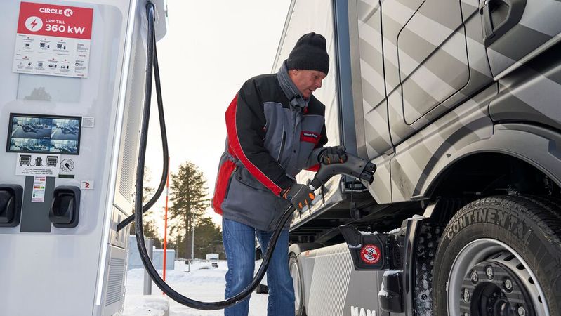 MAN bereitet derzeit den Serienstart seiner Elektro-Lkw vor, der 2024 erfolgen soll. Dazu gehören auch Wintertests.(Bild:  MAN)