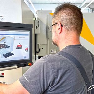 Maschinenbediener Matthias Hirt kann die flächigen Biegeteile auf der Up-Down-Schwenkbiegemaschine alleine abarbeiten. (Bild:  RAS)