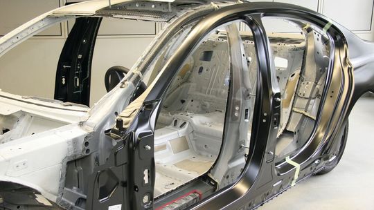 An dieser BMW-7er-Demo- und Trainingskarosserie werden die Reparaturmethoden an der carbonverstärkten Karosserie dargestellt. An dieser BMW-7er-Demo- und Trainingskarosserie werden die Reparaturmethoden an der carbonverstärkten Karosserie dargestellt.
