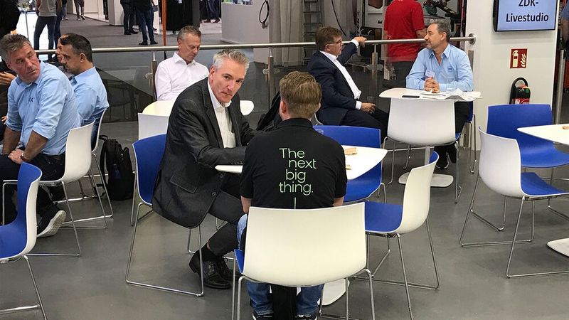 »kfz-betrieb«-Chefredakteur Wolfgang Michel (links am Tisch) bei der Suche nach dem „nächsten großen Ding“. (Bild: Rosenow – »kfz-betrieb«)