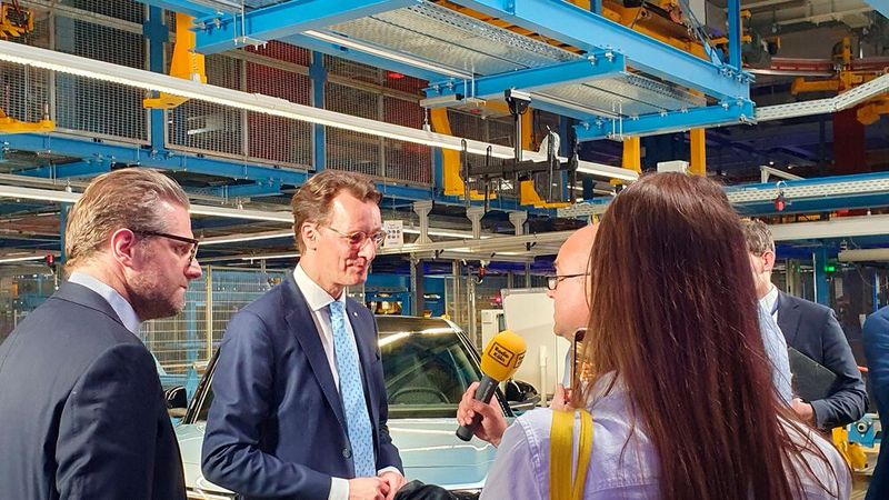 Auch Nordrhein-Westfalens Ministerpräsident (2. v. l.) Hendrik Wüst kam persönlich vorbei. (Bild: Mauritz – VCG)