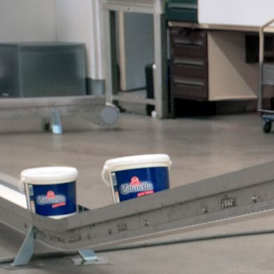 Zott nutzt für eine Förderstrecke für seine Mozzarella-Verpackungen das Kettenfördersystem „VarioFlow plus“ von Bosch Rexroth mit Edelstahl-Komponenten. (Bild: Heldele Automation)