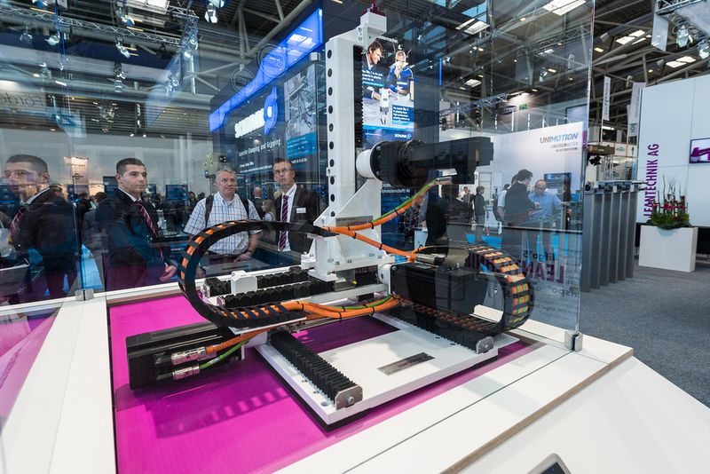 Am 3. Juni 2014 öffnete die Automatica in München wieder ihre Tore. Der Besuchermagnet sind in diesem Jahr ganz klar die Serviceroboter, die auf der Messe erstmals in einem eigenen Ausstellungsbereich präsentiert werden. (Thomas Plettenberg/Messe München)