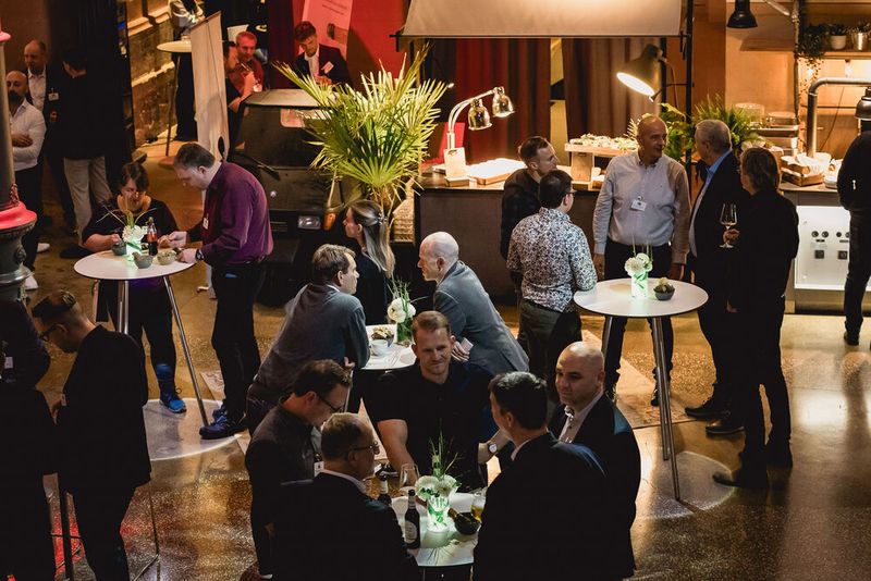 Im Rahmen des Networking-Dinners zum EMS-Tag 2024 wurde das Netzwerk erweitert, fein diniert und Champagner probiert. (Bild: Stefan Bausewein)