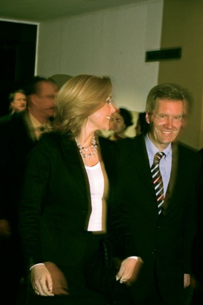 Der Ministerpräsident von Niedersachsen, Christian Wulff, und Bettina Körner, die neue Frau an seiner Seite, auf dem Weg zur Eröffnungsparty im Anschluss an den offiziellen Teil. (Archiv: Vogel Business Media)