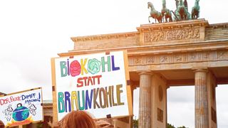 Junge Leute fordern eine klimafreundlichere Politik der Bundesregierung. Auch Arbeitgeber müssen sich auf das wachsende Nachhaltigkeitsbewusstsein künftiger Arbeitnehmer einstellen. (©tilialucida - stock.adobe.com)