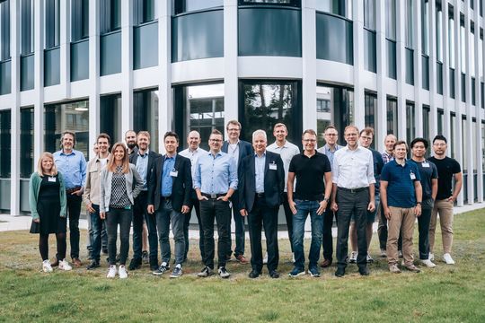 Die Forschungspartner für Antrieb 4.0: Fraunhofer IIS, Fraunhofer IISB, TU Darmstadtr, ZVEI, ABB, Baumüller, Danfoss, ESR Pollmeier, Innomotics, KEB, Keba, KSB, Lenord+Bauer, Lenze, Meta-Level, Mitsubishi Electric, Pepperl+Fuchs, Pilz, Bosch Rexroth, Sick, Siemens und Wittenstein.(Bild:  Antrieb 4.0)