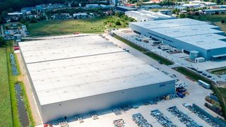Auf insgesamt 43.000 m² überdachter Logistikfläche in Falkensee bietet BLG Logistics seine Dienstleistungen für das Siemens-Gasturbinenwerk an. (Uwe Schwarze)