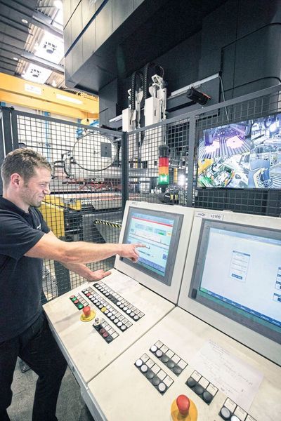 Condition Monitoring: Für Industrie 4.0 erfassen zahlreiche Sensoren an einer Formhärtepresse im laufenden Betrieb umfassende Informationen zu Zuständen und Funktionen der Pressenkomponenten. (Schuler AG)